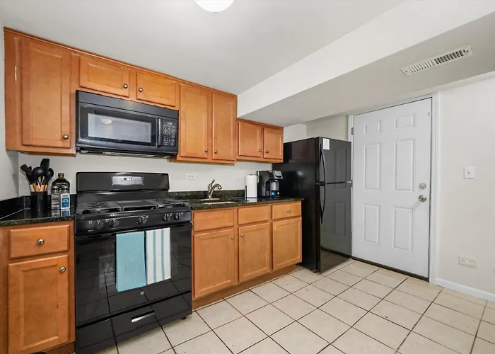 Walk To Train L Near Attractions And Ord L Free Parking L Patio