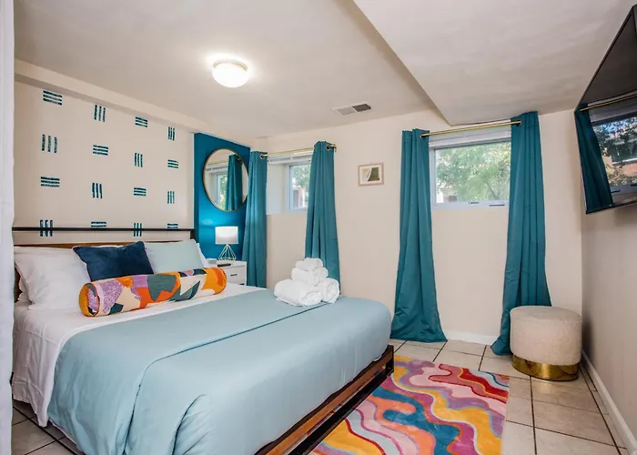 Free Parking L Patio And Fire Pit L Near Train, Attractions And Ord L Dog Friendly