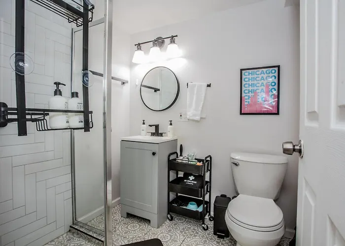 Walk To Train L Near Attractions And Ord L Free Parking L Patio Apartment *