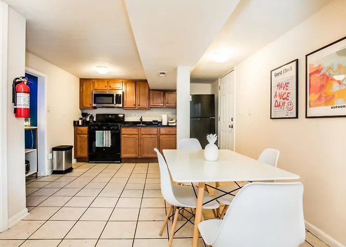 Apartment Walk To Train L Near Attractions And Ord L Free Parking L Patio *