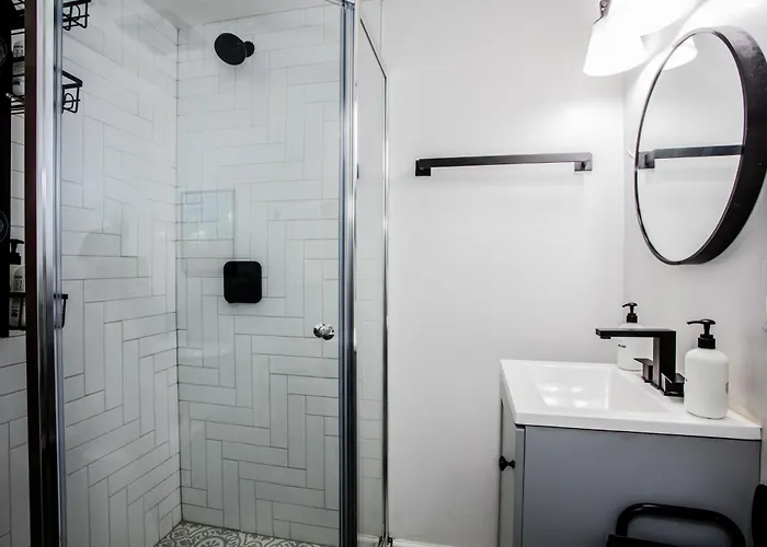 Walk To Train L Near Attractions And Ord L Free Parking L Patio Apartment