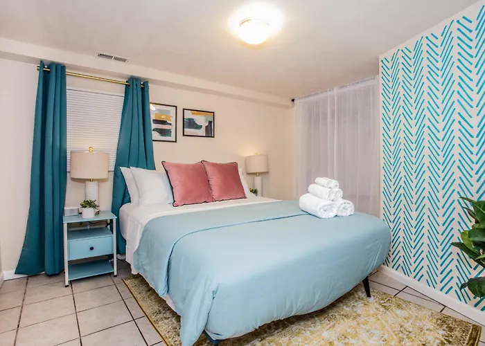 Apartment Walk To Train L Near Attractions And Ord L Free Parking L Patio *