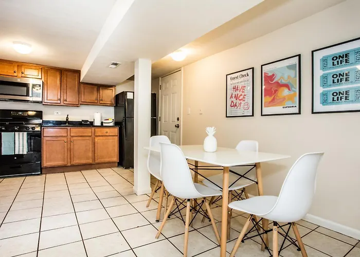 Walk To Train L Near Attractions And Ord L Free Parking L Patio Apartment *