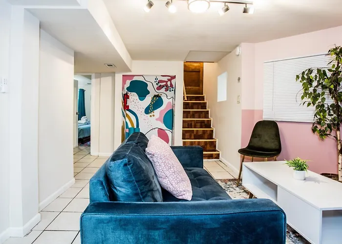 Walk To Train L Near Attractions And Ord L Free Parking L Patio Apartment *