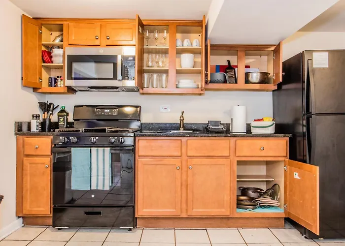 Walk To Train L Near Attractions And Ord L Free Parking L Patio Apartment Chicago