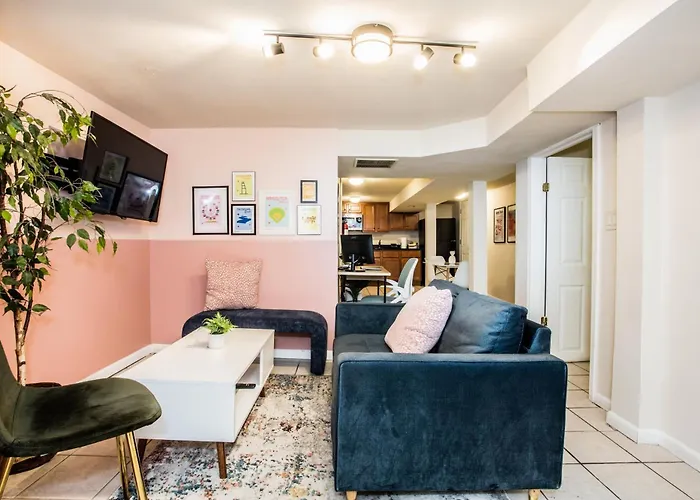 Apartment Walk To Train L Near Attractions And Ord L Free Parking L Patio