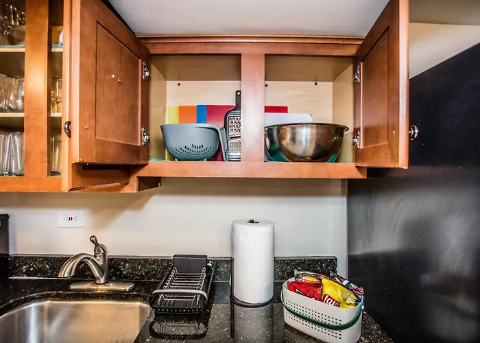 Walk To Train L Near Attractions And Ord L Free Parking L Patio *