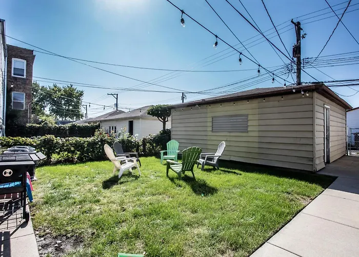 Apartment Walk To Train L Near Attractions And Ord L Free Parking L Patio *
