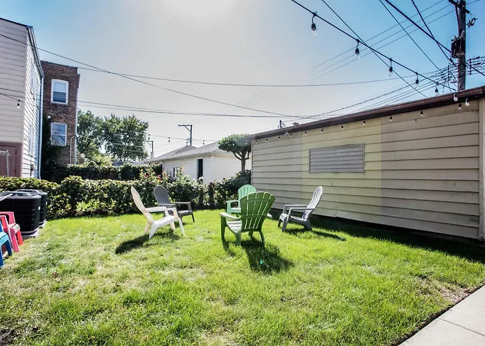 Apartment Walk To Train L Near Attractions And Ord L Free Parking L Patio