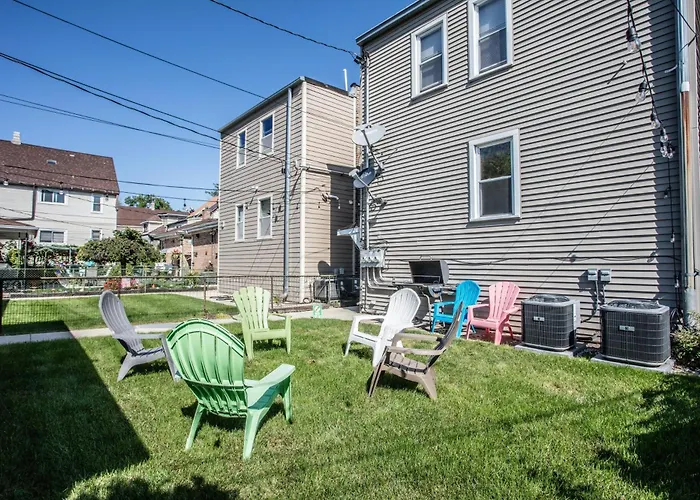 Apartment Walk To Train L Near Attractions And Ord L Free Parking L Patio *